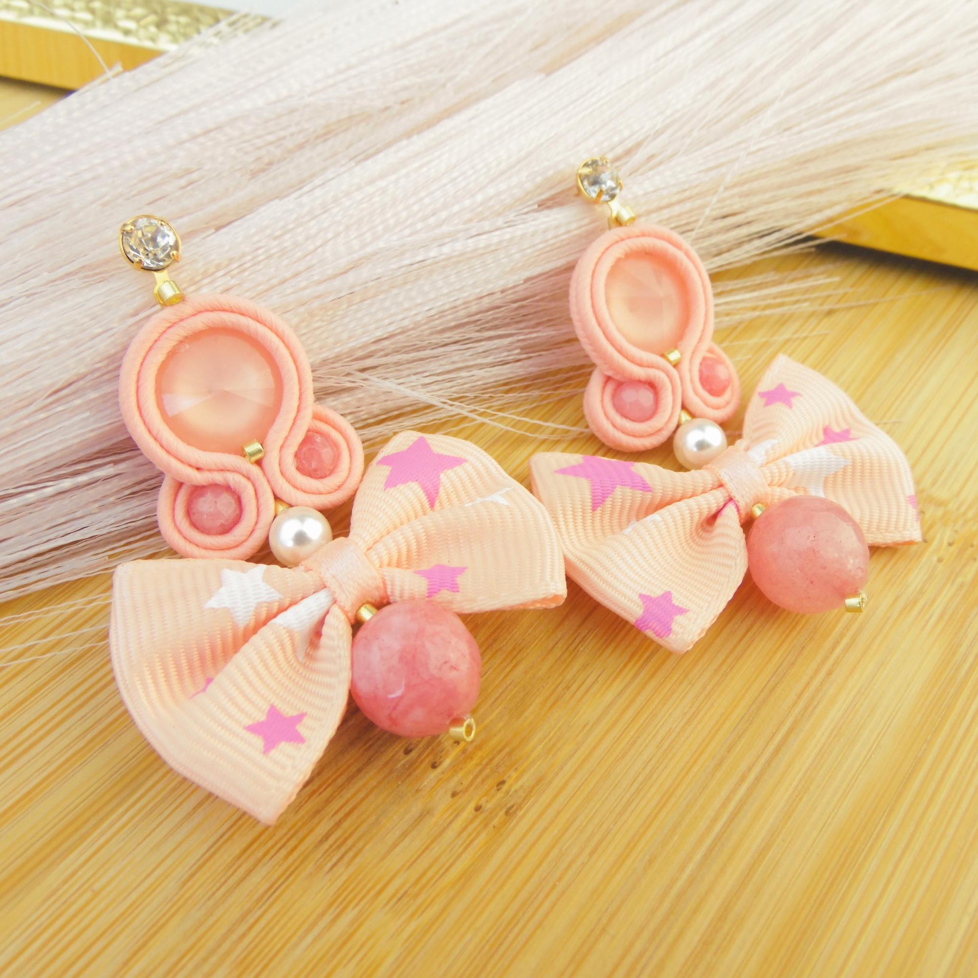 Anello oro con corallo rosa. Corallo lavorato a forma di rosa. Peso