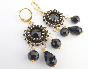 Pendientes de cuentas negras con aros y cristales.