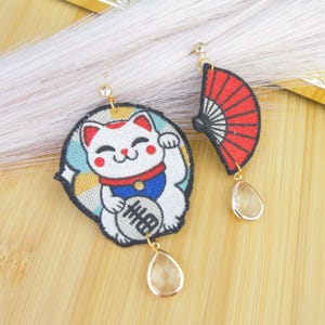 Maneki Neko Ohrringe mit Kristallen, japanische Katzenohrringe.