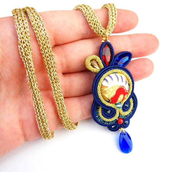 Collana con pendente, collana soutache, collana con ciondolo Swarovski, pendente grande, pendente blu, collana dorata e blu, regalo donna.