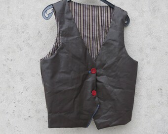 gilet sans manche marron  en skai doublure cotonmarron a rayure  taille M