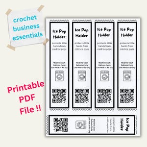 Op de afbeelding: Vier bedrukbare labels voor ijslollyhouders. Elk label is wit met zwarte tekst en een zwart-witte illustratie van een wasmachine. De tekst op het label luidt "Ice Pop Holder" en bevat wasinstructies: "Machine wash Delicate Cycle Low Heat or Air Dry".