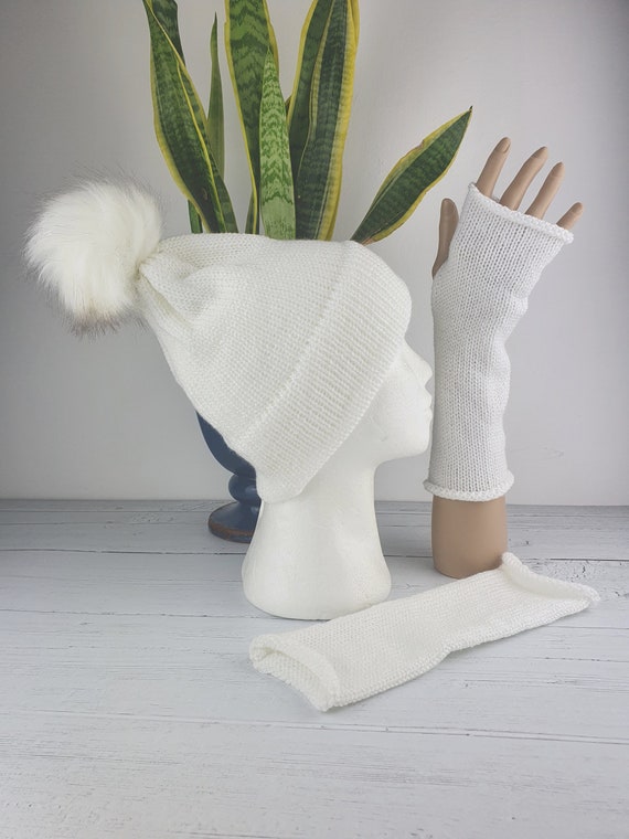 White beanie with faux fur pompom and matching fingerless gloves Crochet hat with pom pom and fingerless gloves pattern main image 4