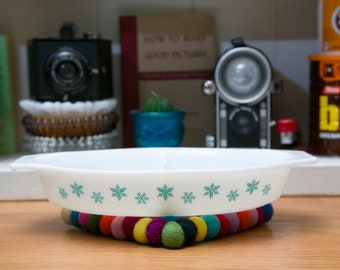 Very Nice Pyrex Turquoise on White Snowflake Divided Dish-  1-1/2 Quart Divided Baking Dish - Free Experienced Shipping