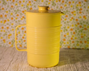 Vintage Yellow Rubbermaid Drink Pitcher - 2QT Ribbed Pitcher - Includes Strainer Lid - FREE Shipping