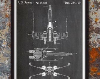 Puede incluir: Una ilustración en blanco y negro de un caza X-Wing de Star Wars, con el texto "U.S. Patent Apr. 27, 1982 Des. 264,109" en la parte superior.