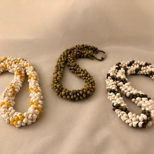 Authentique collier kumihimo tout en coquillages