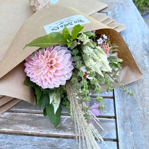 60-Pack Pink Kraft Paper Flower Bouquet Sleeves - Trapezoid Shape With Plastic Window, For Gift Wrapping Roses, Carnations