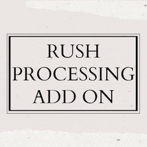 Op de afbeelding: Een rechthoekig bord met een zwarte rand en de zwarte woorden "RUSH PROCESSING ADD ON", gecentreerd op een lichtbeige achtergrond.