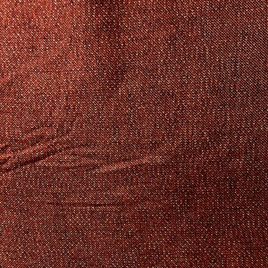Pode incluir: Close-up de um tecido vermelho com um brilho sutil. O tecido tem uma apar&ecirc;ncia texturizada e tecida.