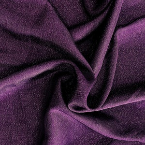 Pode incluir: Tecido roxo com um brilho sutil, drapeado e dobrado para mostrar a textura.