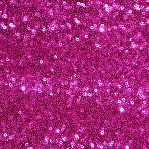 Op de afbeelding: Close-up van een felroze paillettenstof. De pailletten zijn dicht op elkaar gepakt, waardoor een glinsterend, getextureerd oppervlak ontstaat. Het licht reflecteert op de pailletten en produceert heldere highlights. Geschikt voor kleding, accessoires of decoratieve projecten.
