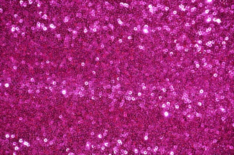 Puede incluir: Primer plano de una tela de lentejuelas rosa brillante. Las lentejuelas est&aacute;n densamente empaquetadas, creando una superficie brillante y texturizada. La luz se refleja en las lentejuelas, produciendo reflejos brillantes. Adecuado para ropa, accesorios o proyectos decorativos.