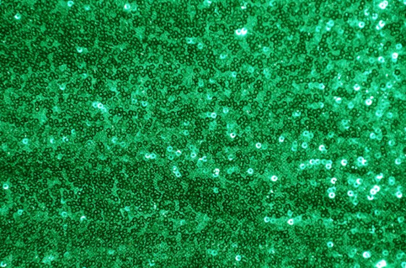 Puede incluir: Primer plano de una vibrante tela de lentejuelas verdes. Las lentejuelas est&aacute;n densamente empaquetadas, creando una superficie brillante y texturizada. La calidad reflectante de las lentejuelas le da a la tela una apariencia din&aacute;mica y llamativa. Ideal para ropa y proyectos de manualidades.