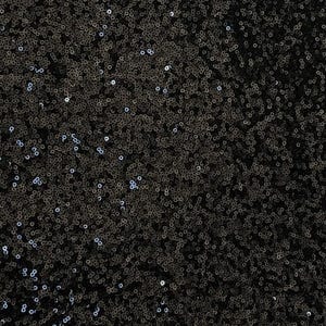 Puede incluir: Primer plano de una tela de lentejuelas negras. Las lentejuelas, peque&ntilde;as y redondas, est&aacute;n densamente dispuestas, creando una superficie texturizada y brillante. La tela refleja la luz, con sutiles variaciones tonales.
