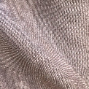 Pode incluir: Close-up de um tecido texturizado, tecido em uma cor marrom claro. O tecido tem um brilho sutil e uma apar&ecirc;ncia ligeiramente enrugada.