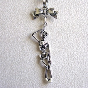 Skeleton Halskette, Halloween Schmuck, hängendes Skelett, Goth Schmuck, Skeleton Charm