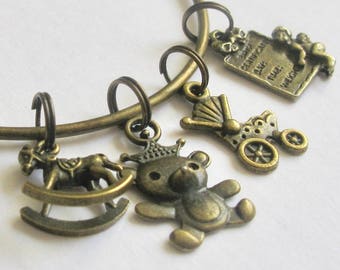 Regalo para mamá primeriza, pulsera con dije de bebé en bronce antiguo