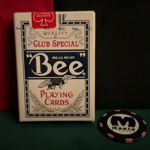 Vintage Bee Lady Luck Casino Hotel Downtown Las Vegas Collectible Sealed Unspoiled Casino Cards w/Crystal Playing Cards Display Case zdjęcie 4