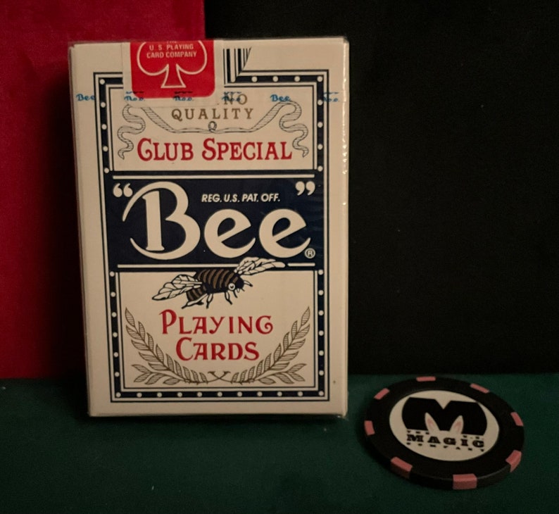 Vintage Bee Lady Luck Casino Hotel Downtown Las Vegas Collectible Sealed Unspoiled Casino Cards w/Crystal Playing Cards Display Case zdjęcie 4