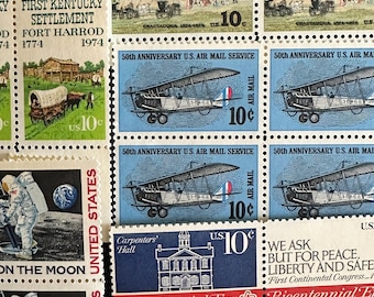 Könnte beinhalten: Eine Sammlung von US-amerikanischen Briefmarken im Vintage-Stil mit historischen Themen. Die Briefmarken zeigen Szenen des ländlichen Amerikas, die erste Kentucky-Siedlung, den 50. Jahrestag des US-Luftpostdienstes und die Bicentennial-Ära. Jede Briefmarke ist mit einem Wert von 10 Cent gekennzeichnet.