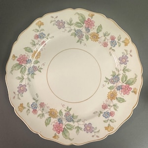 Pode incluir: Um conjunto de três canecas de cerâmica com acabamento fosco e salpicado. As canecas são em tons de creme, cinza claro e cinza escuro. Cada caneca tem um design simples e minimalista.