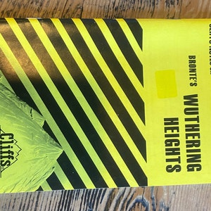 Może przedstawiać: Okładka książki w żółto-czarne paski z tytułem "CLIFFS NOTES on BRONTE'S WUTHERING HEIGHTS" i tekstem "YOUR KEY TO THE CLASSICS" oraz ceną "$3.95".