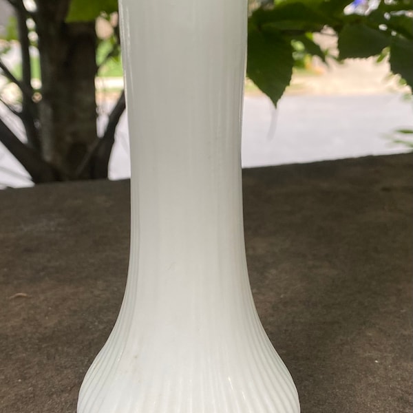 Vintage weiße Milchglas-Vase mit überbackenem Rand