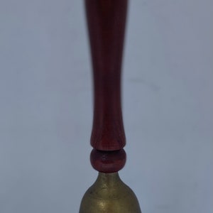 Campana de latón vintage con mango de madera