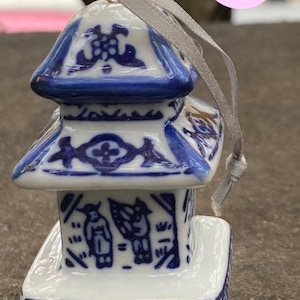 Op chinoiserie geïnspireerde blauwe en witte kerstversieringen