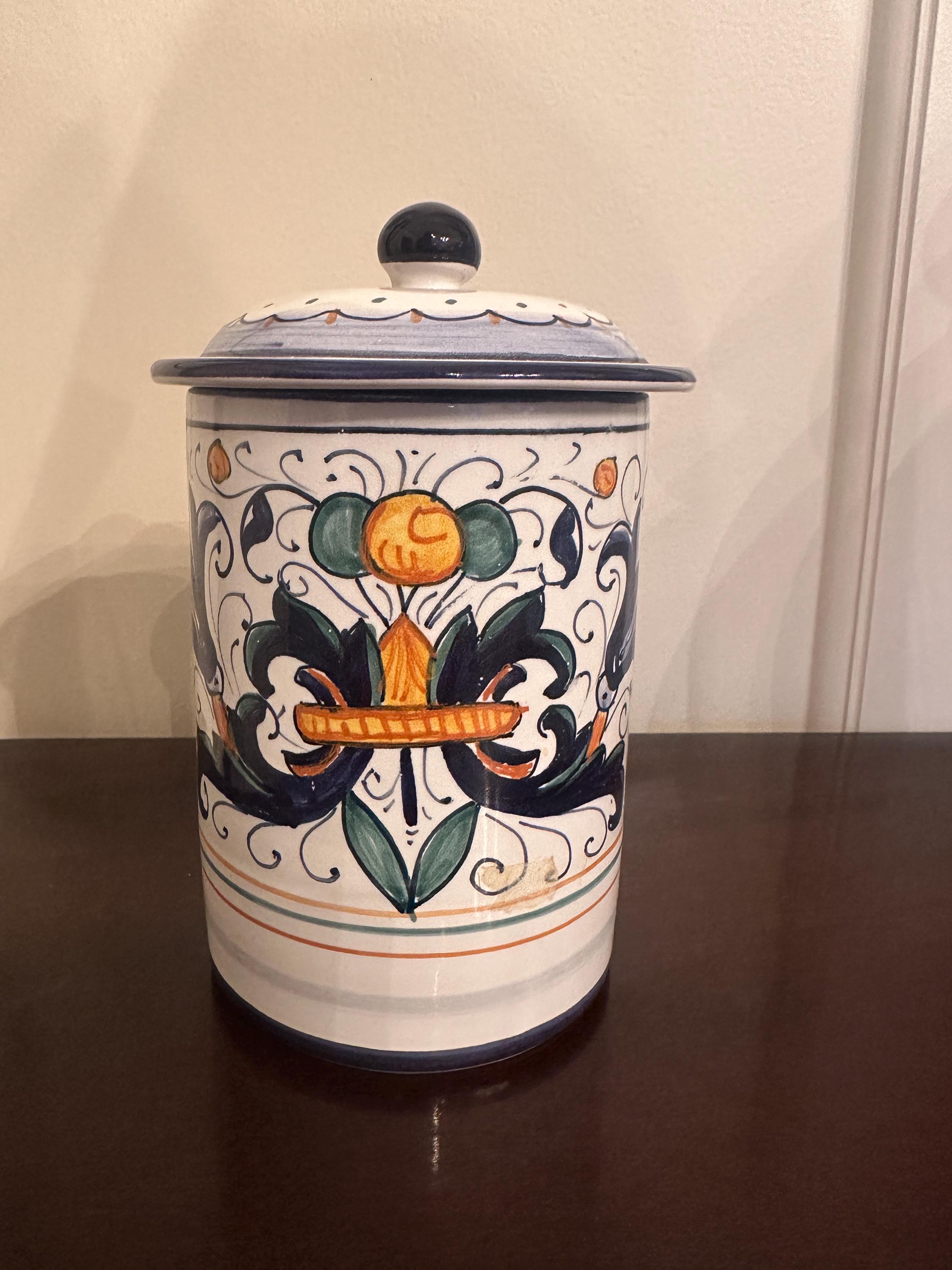 イタリアのサンジミニャーノで作られた美しいイタリア陶器の