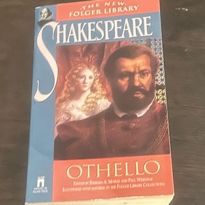 Puede incluir: Una portada de libro con un esquema de colores rojo, blanco y azul. El título "Shakespeare" está en letras grandes y negritas. El libro se titula "Othello" y forma parte de "The New Folger Library".