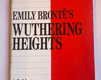Può includere: Un libro tascabile intitolato "Emily Brontë's Wuthering Heights" di Monarch Notes. La copertina presenta un design rosso e bianco con il titolo in grandi lettere nere. Il libro è una guida alla comprensione dei classici.