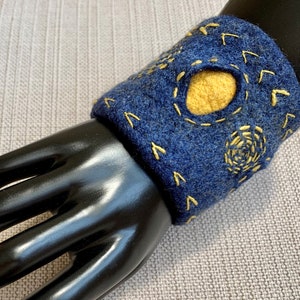 Pulsera de fieltro bordada en azul marino y amarillo y calentador de muñeca con soporte para dinero de bolsillo, estilo boho hippie, joyería de moda de fieltro