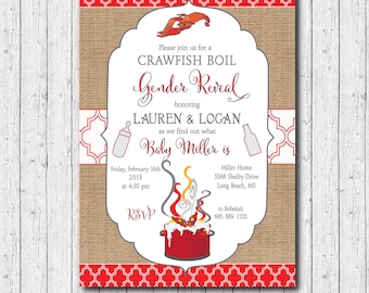 Puede incluir: Un fondo de arpillera con un borde de patrón rojo y blanco. La invitación es para una fiesta de revelación de género de crawfish boil para Lauren y Logan. El texto dice "Por favor, únase a nosotros para una fiesta de revelación de género de crawfish boil en honor a Lauren y Logan mientras descubrimos qué es Baby Miller. Viernes, 16 de febrero de 2018 a las 4:30 pm. RSVP a Rebekah 665. 889. 1122. Miller Home 5566 Shelby Drive Long Beach, MS".
