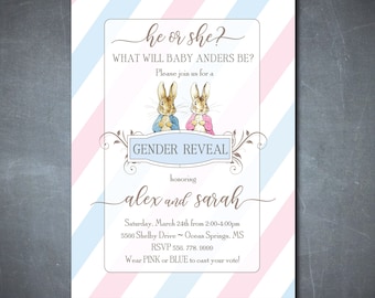 Peut inclure: Une invitation à une fête de révélation de sexe avec un fond à rayures roses et bleues. L'invitation présente deux personnages de Peter Rabbit, l'un en bleu et l'autre en rose, avec le texte "he or she?" et "What will baby Anders be?" L'invitation comprend également le texte "Gender Reveal" et "honoring Alex and Sarah".