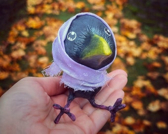 Joli bébé corbeau dans une écharpe babushka violet clair OOAK Ornement en papier mâché figurine faite et peinte à la main décoration d'arbre de Noël