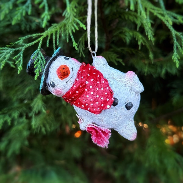 Joli bonhomme de neige suspendu en chapeau haut de forme portant une écharpe OOAK Ornement en papier mâché figurine peinte à la main décoration d'arbre de Noël