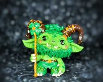 Thème mignon inspiré de Monster St Patrick par Yeti avec une sculpture en argile polymère de créature OOAK de trèfle à quatre feuilles