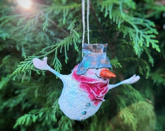 Joli bonhomme de neige volant avec un seau rouillé et une écharpe OOAK Ornement en papier mâché figurine peinte à la main décoration d'arbre de Noël