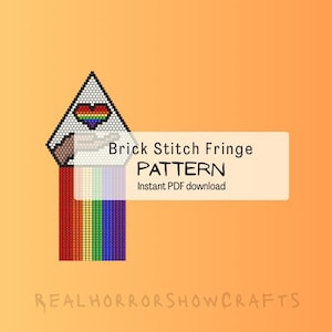 Könnte beinhalten: Ein Ziegelstich-Fransenmuster mit einem dreieckigen Design mit einem Regenbogenherz und einer Prismenform. Das Design beinhaltet eine regenbogenfarbene Franse. Der Text auf dem Bild lautet "Brick Stitch Fringe PATTERN" und "Instant PDF download."