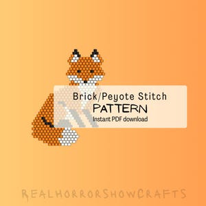 Könnte beinhalten: Eine verpixelte Fuchsgrafik aus orangefarbenen, weißen und schwarzen Perlen. Ein rechteckiges Overlay enthält den Text Brick/Peyote Stitch PATTERN Instant PDF download. Am unteren Bildrand steht der Text REALHORRORSHOWCRAFTS.