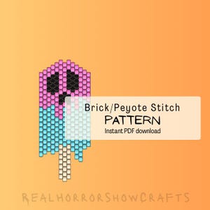 Op de afbeelding: Een gepixeld ijslolly-ontwerp in roze, zwart, blauw en wit, met de tekst "Brick/Peyote Stitch PATTERN" en "Instant PDF download". Het ontwerp staat op een oranje achtergrond. De woorden "REALHORRORSHOWCRAFTS" staan onderaan.