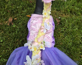 Rapunzel-hondenkostuum; Satijnen jurk met lange vlechtpruik