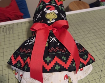 Vestido para perro inspirado en el Grinch: atuendo navideño para perro