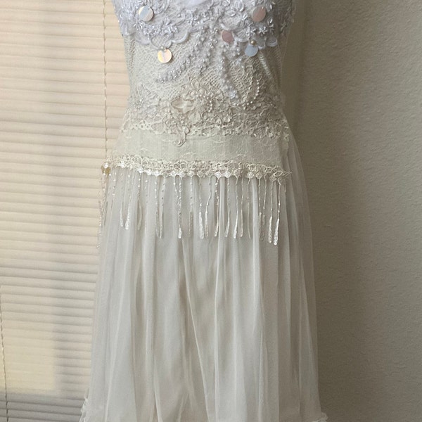 Arte da indossare Bellissimo abito bianco riciclato fatto a mano Altered couture Shabby Chic Sz S