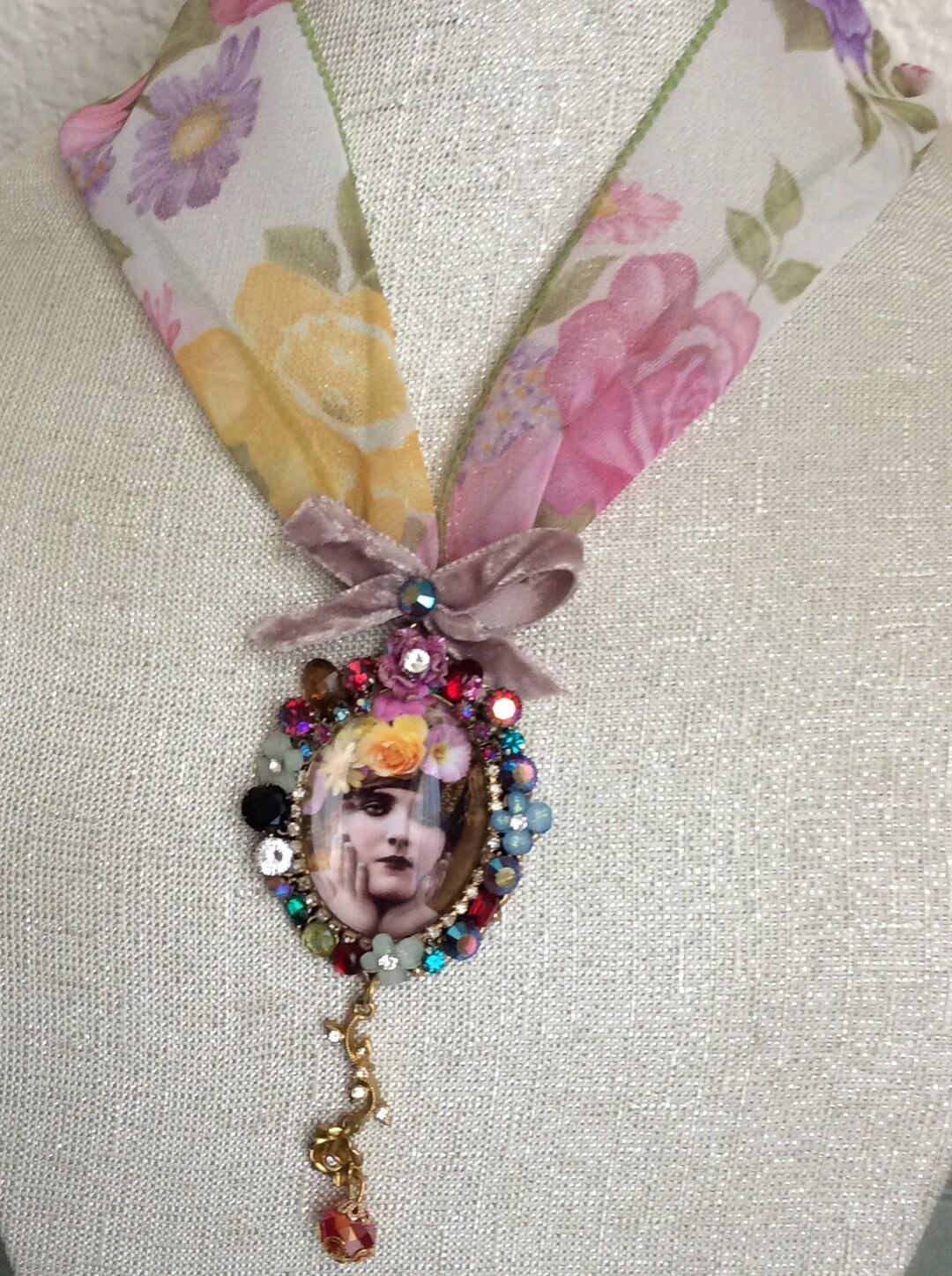 Montre Pendentif Strass & Cabochons LUC DESROCHES – Plaqué Or, Chaîne Incluse – Dame