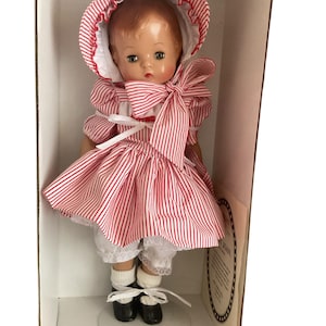 Puede incluir: Juego de tres tazas de cerámica con acabado mate moteado. Las tazas son de color crema, gris claro y gris oscuro. Cada taza tiene un diseño simple y minimalista, ideal para café o té.