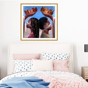 Pu&ograve; includere: Una stampa artistica incorniciata raffigura due figure, ciascuna con una benda sugli occhi, di spalle. Sopra, mani tengono corone ornate su uno sfondo di cielo blu. L'opera d'arte &egrave; in una cornice dorata, adatta all'arredamento della camera da letto.