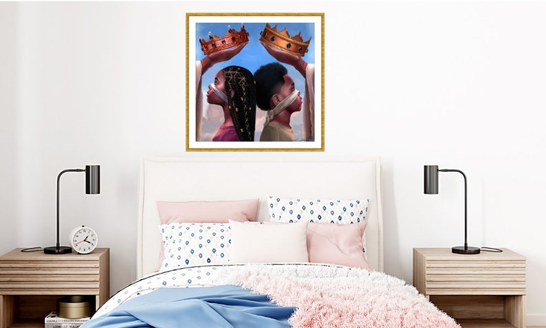 Pu&ograve; includere: Una stampa artistica incorniciata raffigura due figure, ciascuna con una benda sugli occhi, di spalle. Sopra, mani tengono corone ornate su uno sfondo di cielo blu. L'opera d'arte &egrave; in una cornice dorata, adatta all'arredamento della camera da letto.